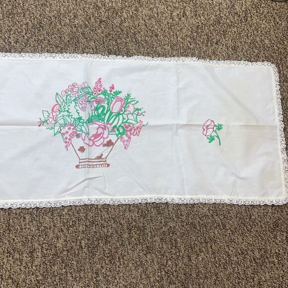 Vintage Floral Painting Table Runner Size 40”x40” - Picture 2 of 16
